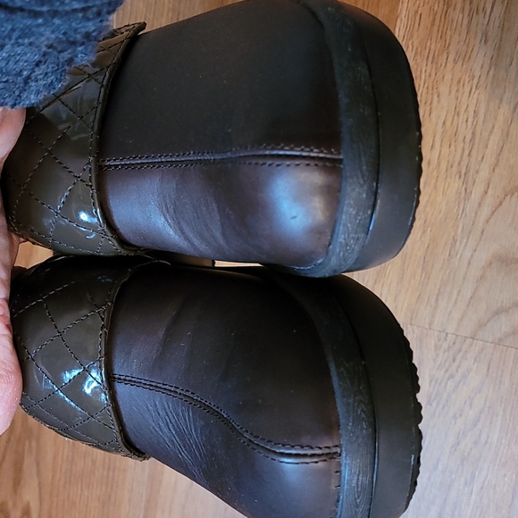 Crocs Cobbler leather/patent leather quilt strap brown heeled clogs, size 9. - Picture 10 of 10
